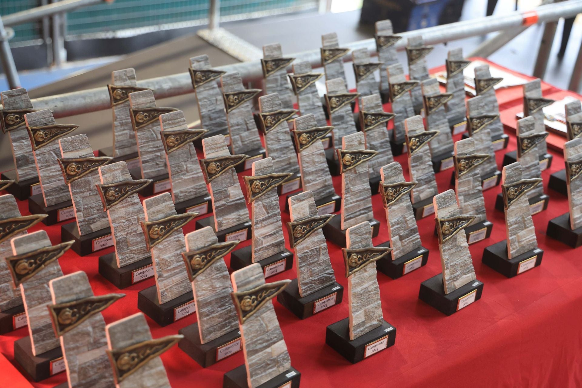 El Grupo Covadonga homenajea a 143 socios para celebrar el Día de Asturias