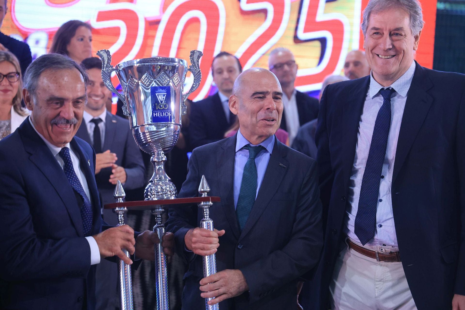 El Grupo Covadonga homenajea a 143 socios para celebrar el Día de Asturias