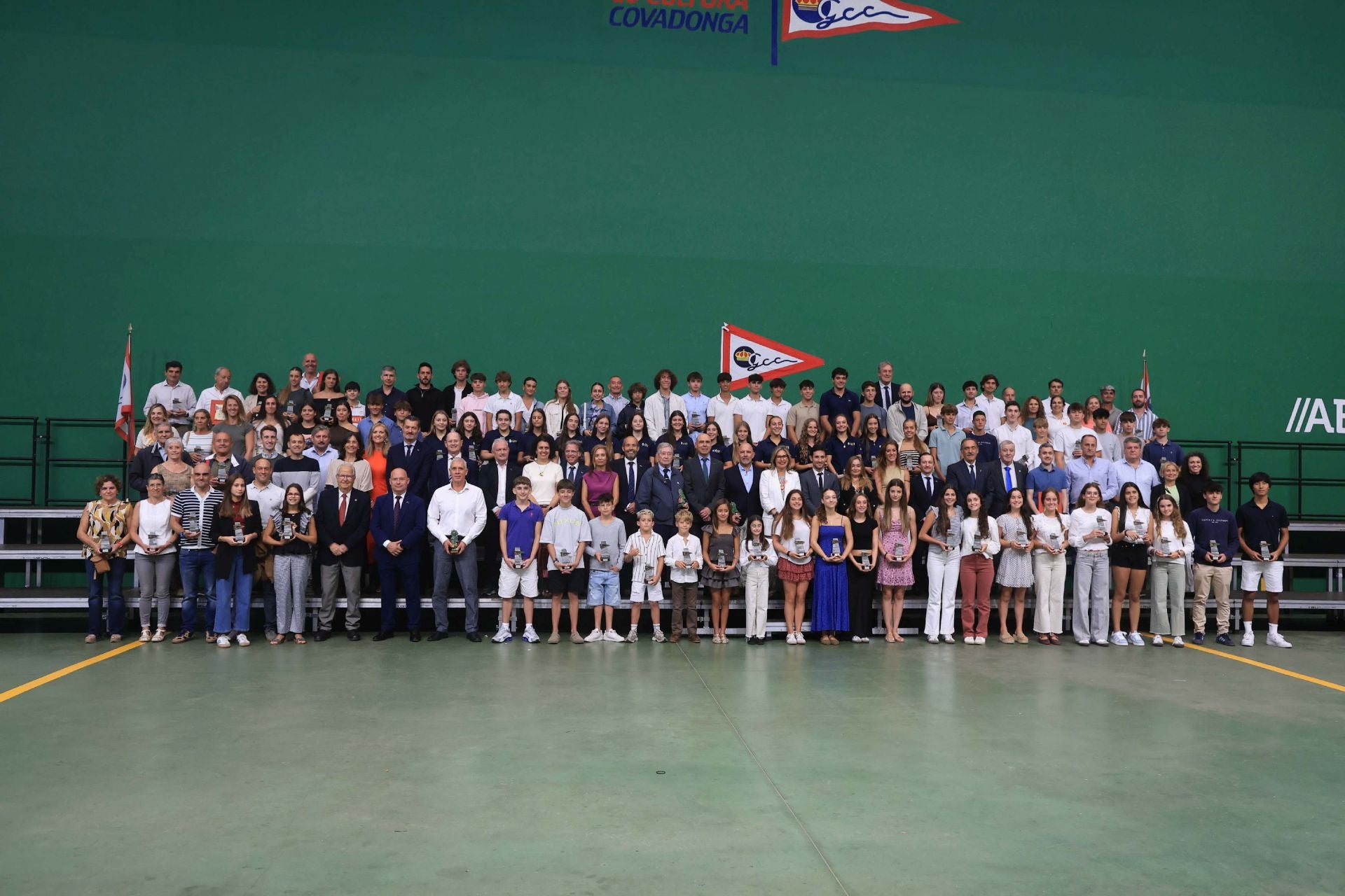 El Grupo Covadonga homenajea a 143 socios para celebrar el Día de Asturias