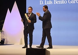 Luis Benito García, en el momento de recoger su Medalla de Asturias.