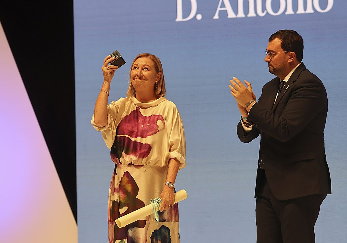 Luisa Fernanda Lledías eleva al cielo la medalla de Asturias de Antonio María Trevín, ofreciéndosela de forma simbólica.