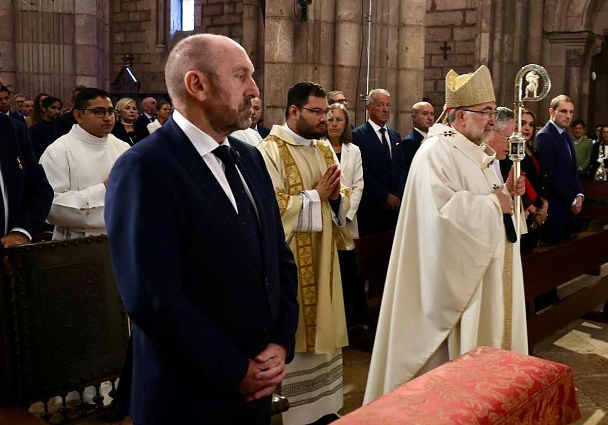El arzobispo de Oviedo, Jesús Sanz Montes, y el presidente de la Junta General, Juan Cofiño, a la entrada de la basílica, para la celebración de la Misa del Día de Covadonga.