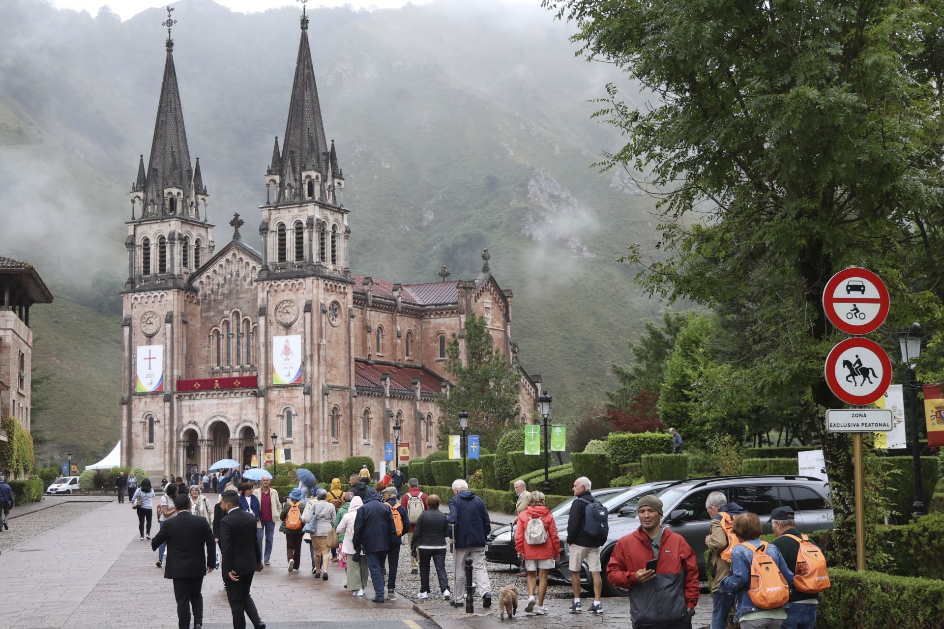 La misa en Covadonga por el Día de la Santina, en imágenes