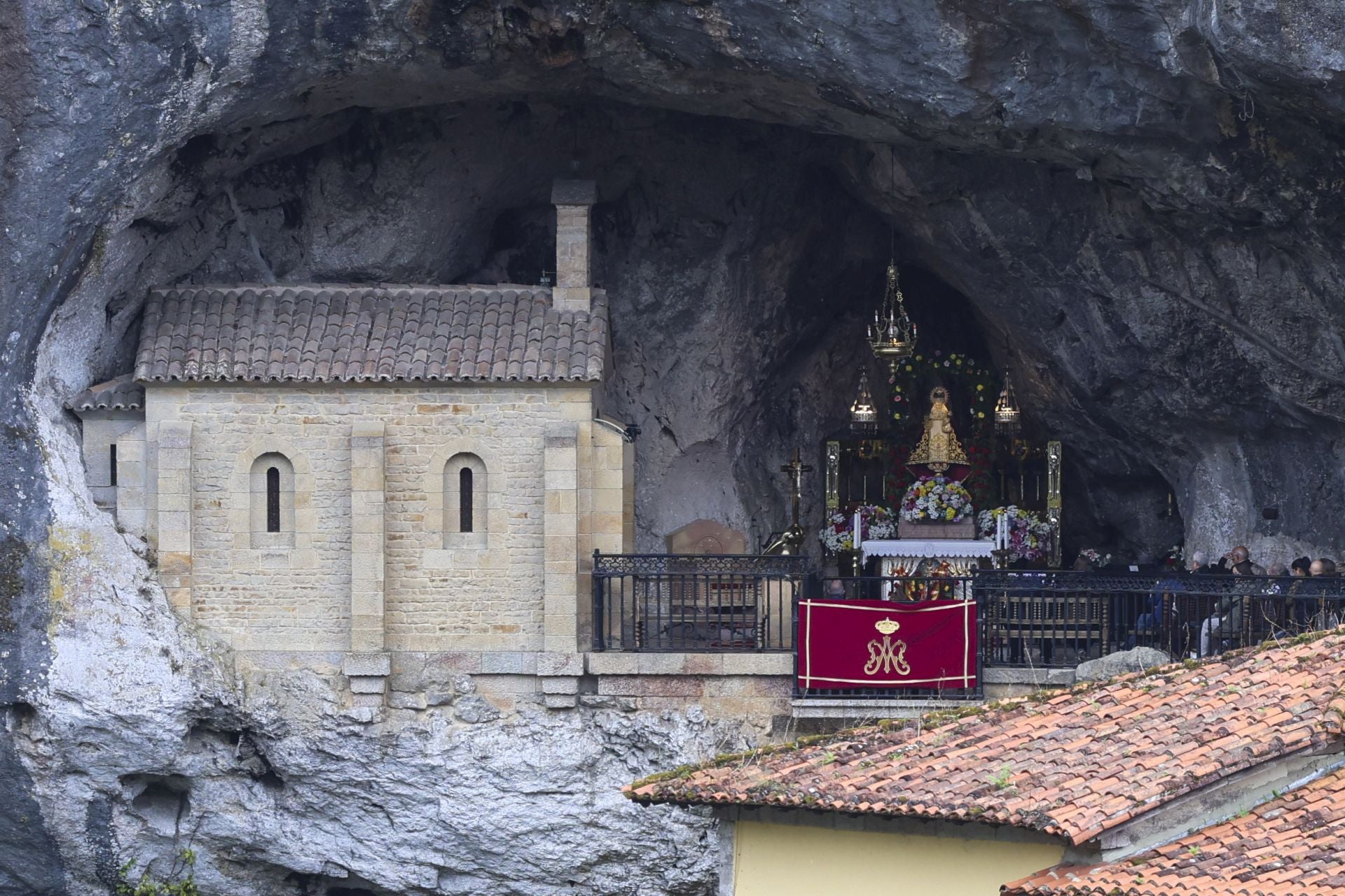 La misa en Covadonga por el Día de la Santina, en imágenes