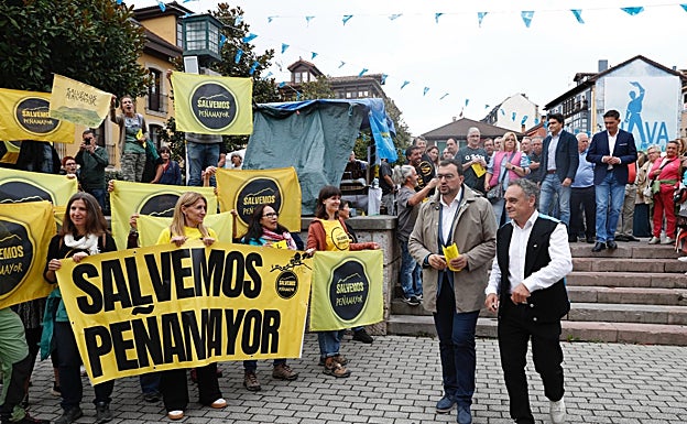 Miembros de la plataforma Salvemos Peñamayor recibieron con pancartas al presidente del Principado.