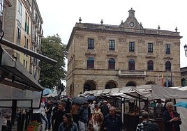 La plaza Mayor de Gijón, este domingo, con los puestos del Mercado Artesano y Ecológico.