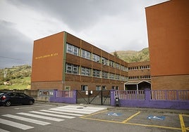 Instituto Santa Cristina de Lena, en Pola, donde cursan estudios las tres niñas.