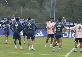 Paunovic da indicaciones a sus hombres en el regreso de los azules a los entrenamientos en El Requexón.