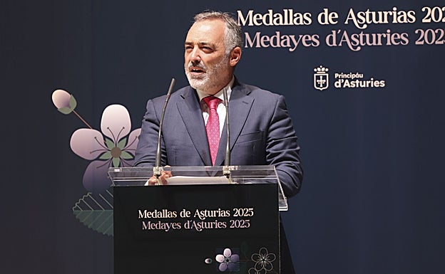 Verísimo Busto, hijo de Consuelo, fue quien recogió la Medalla de Asturias.