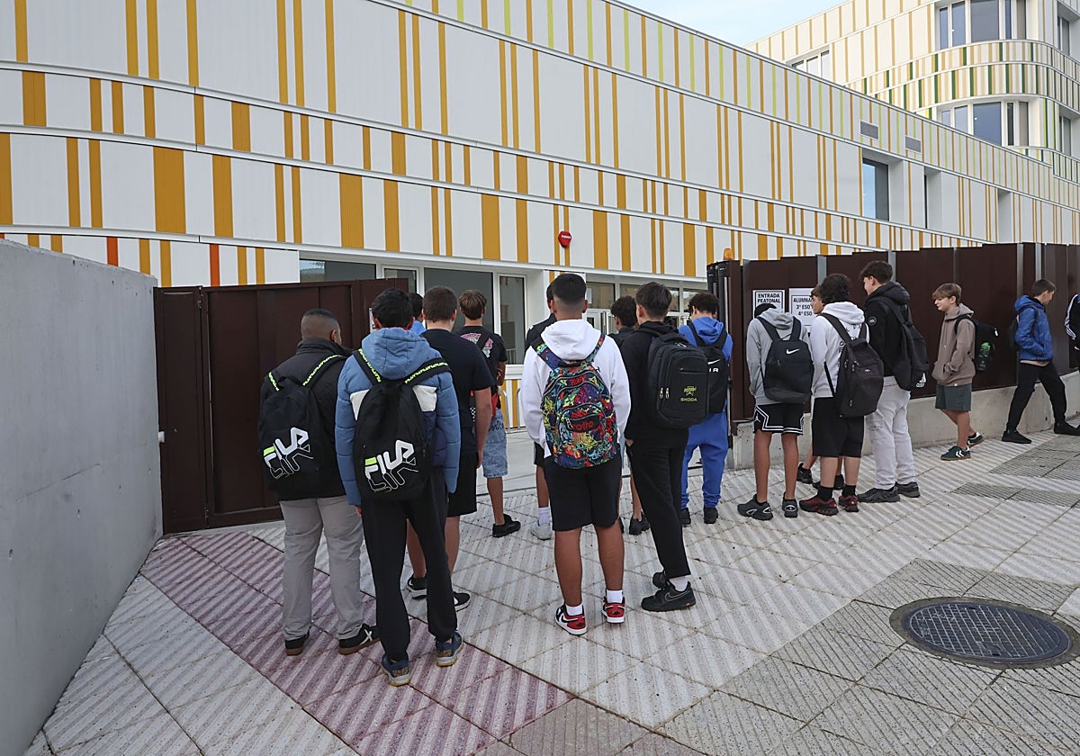 Alumnos, a las ocho y media de la mañana, acuden a su primer día de clase en el IES Margarita Salas.
