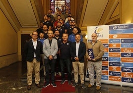 Foto de familia de autoridades y jugadores del Pasek Belenos tras la firma del acuerdo.