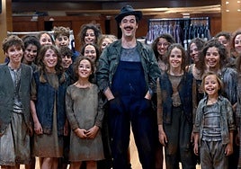 Carles Pachón, rodeado de los niños que participan en la obra, momentos antes de salir a escena.