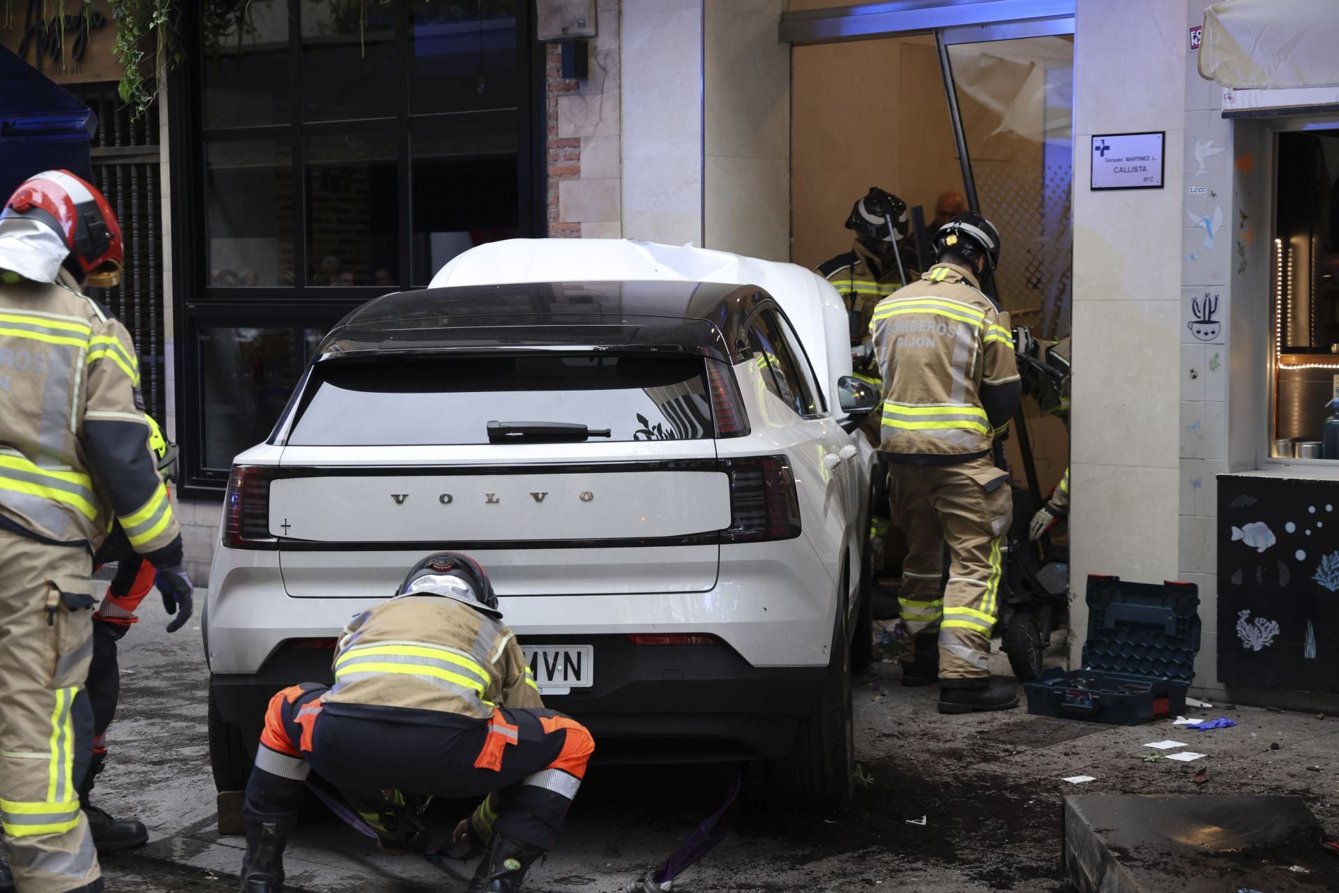 Un coche se lleva por delante parte de una terraza en Gijón: las imágenes del suceso