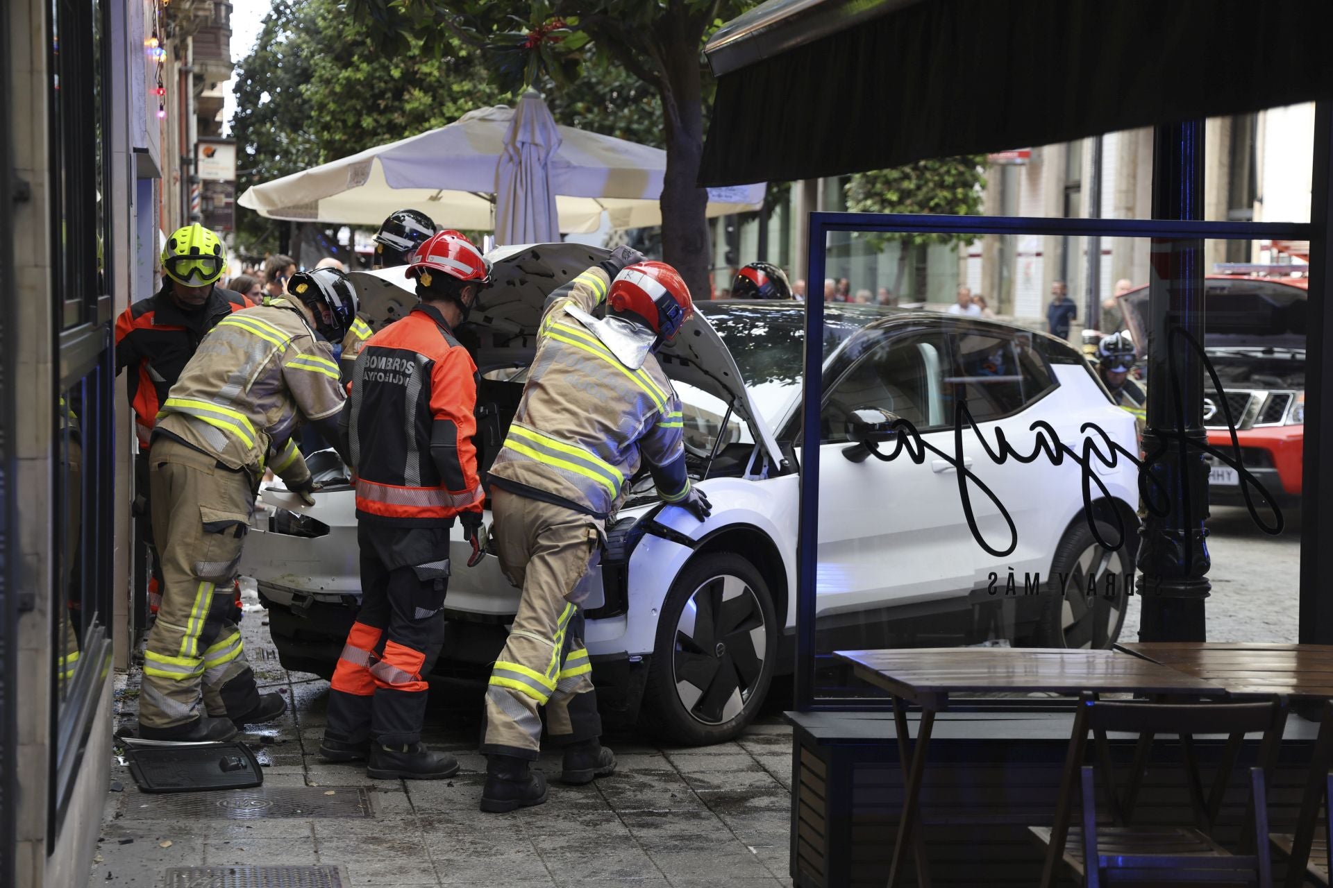 Un coche se lleva por delante parte de una terraza en Gijón: las imágenes del suceso
