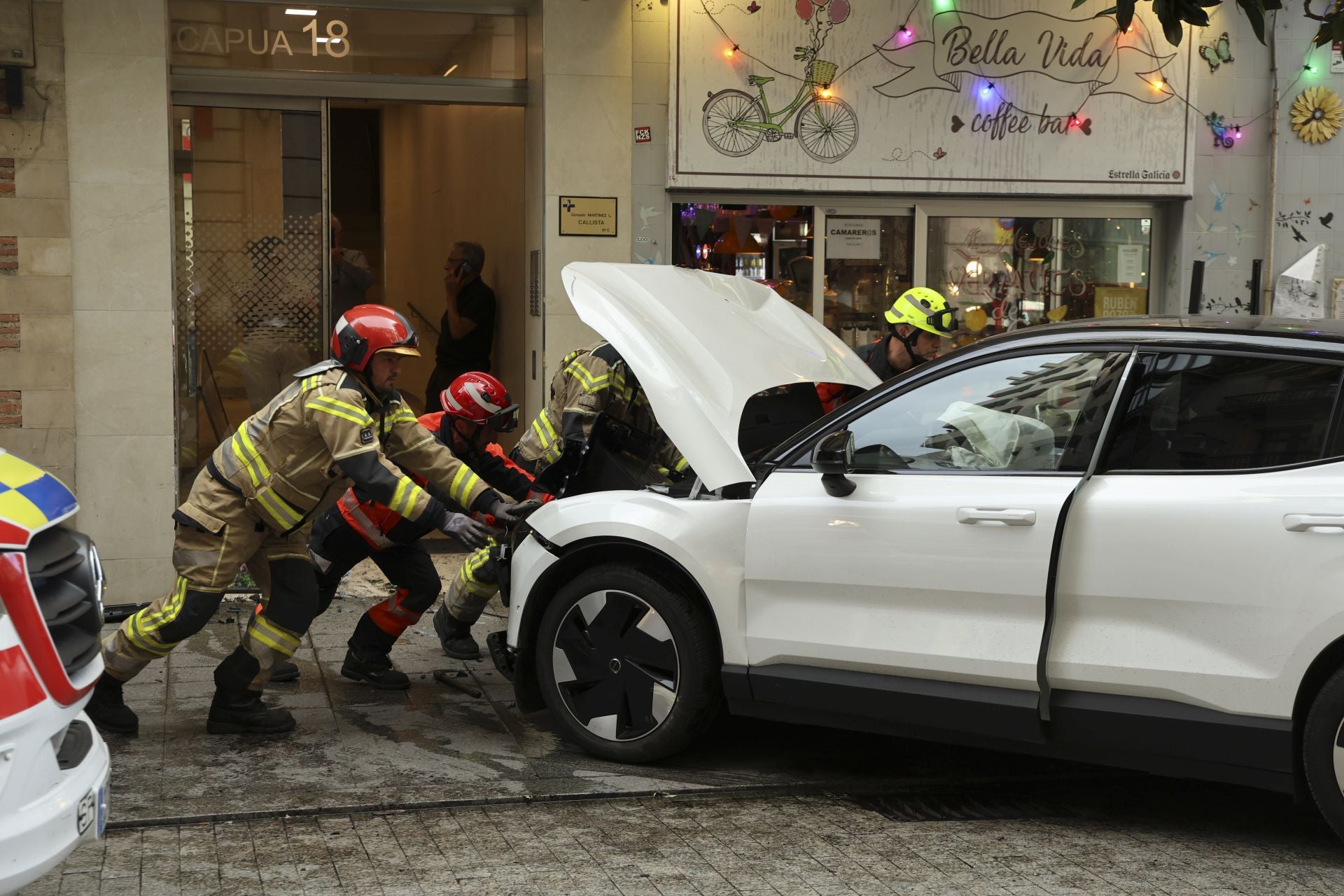 Un coche se lleva por delante parte de una terraza en Gijón: las imágenes del suceso