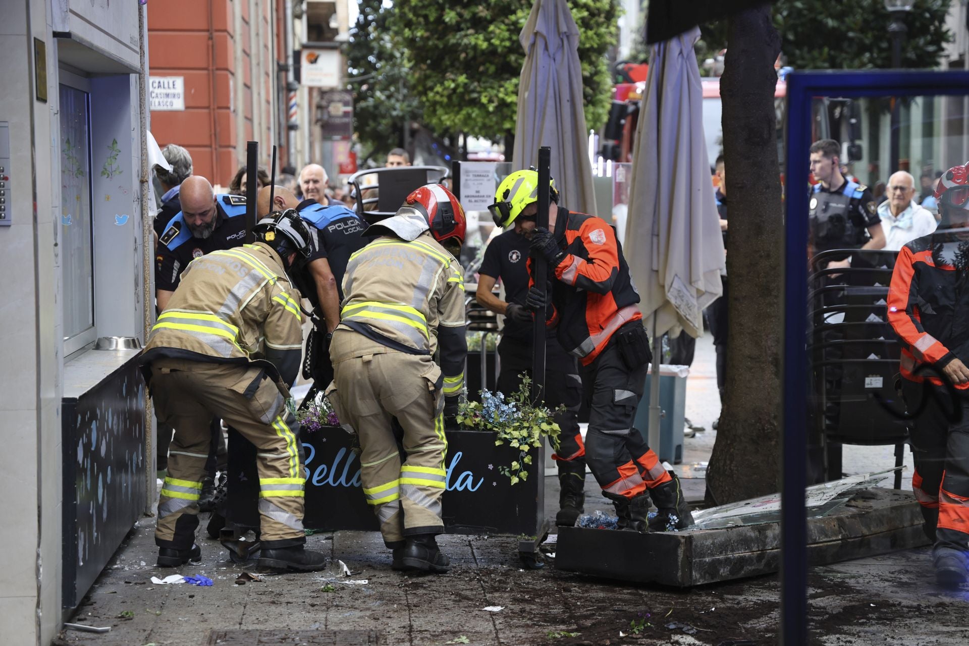 Un coche se lleva por delante parte de una terraza en Gijón: las imágenes del suceso