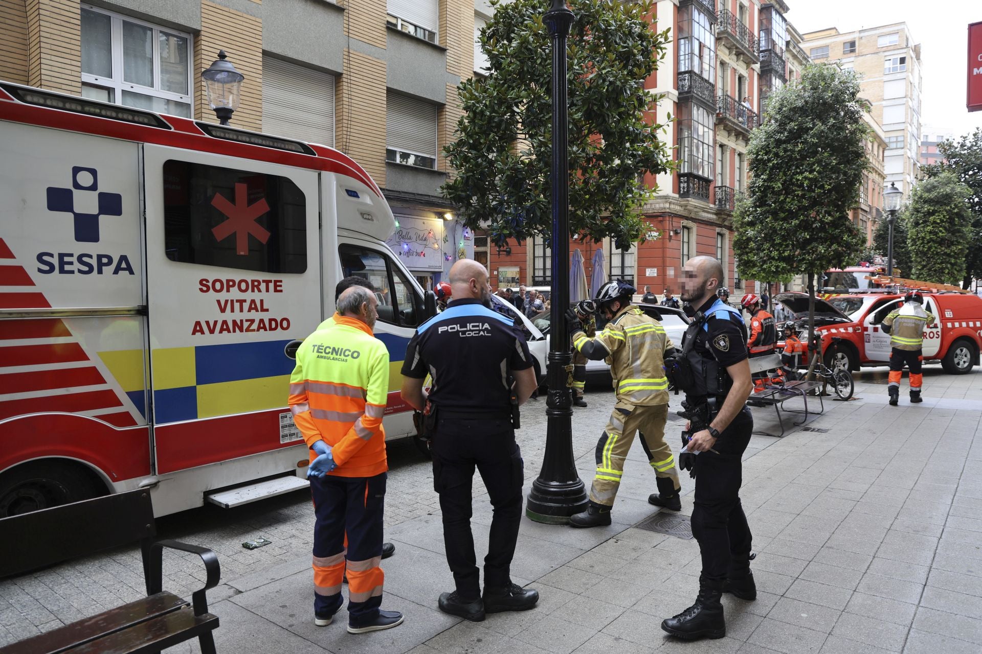 Un coche se lleva por delante parte de una terraza en Gijón: las imágenes del suceso