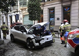 Un coche se lleva por delante parte de una terraza en Gijón: las imágenes del suceso
