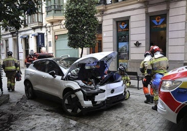 Un coche se lleva por delante parte de una terraza en Gijón: las imágenes del suceso