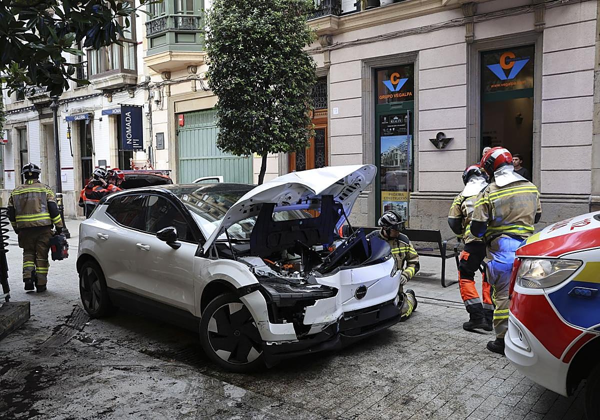 Un coche se lleva por delante parte de una terraza en Gijón: las imágenes del suceso