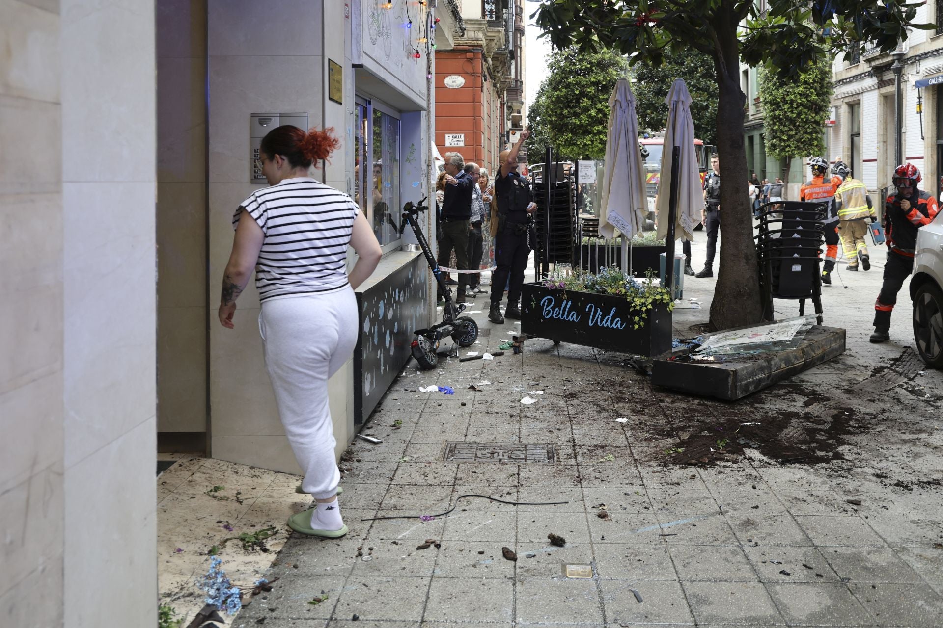 Un coche se lleva por delante parte de una terraza en Gijón: las imágenes del suceso