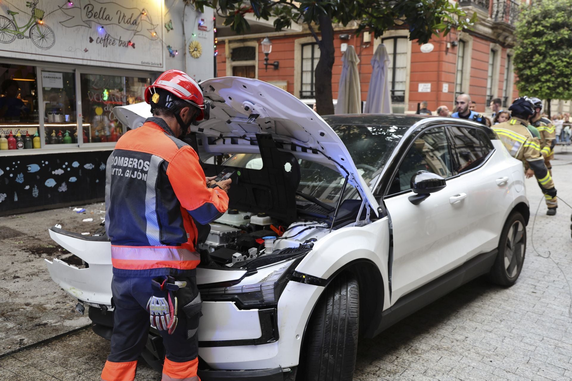 Un coche se lleva por delante parte de una terraza en Gijón: las imágenes del suceso