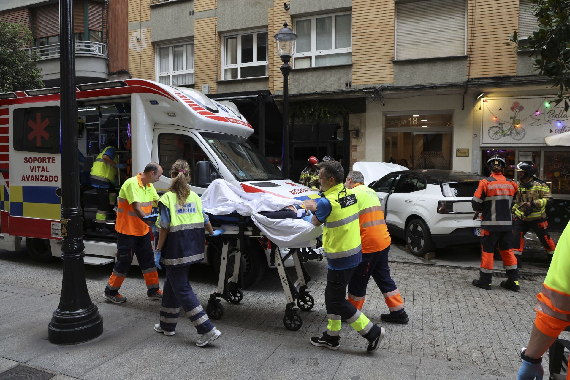 Un coche se lleva por delante parte de una terraza en Gijón: las imágenes del suceso