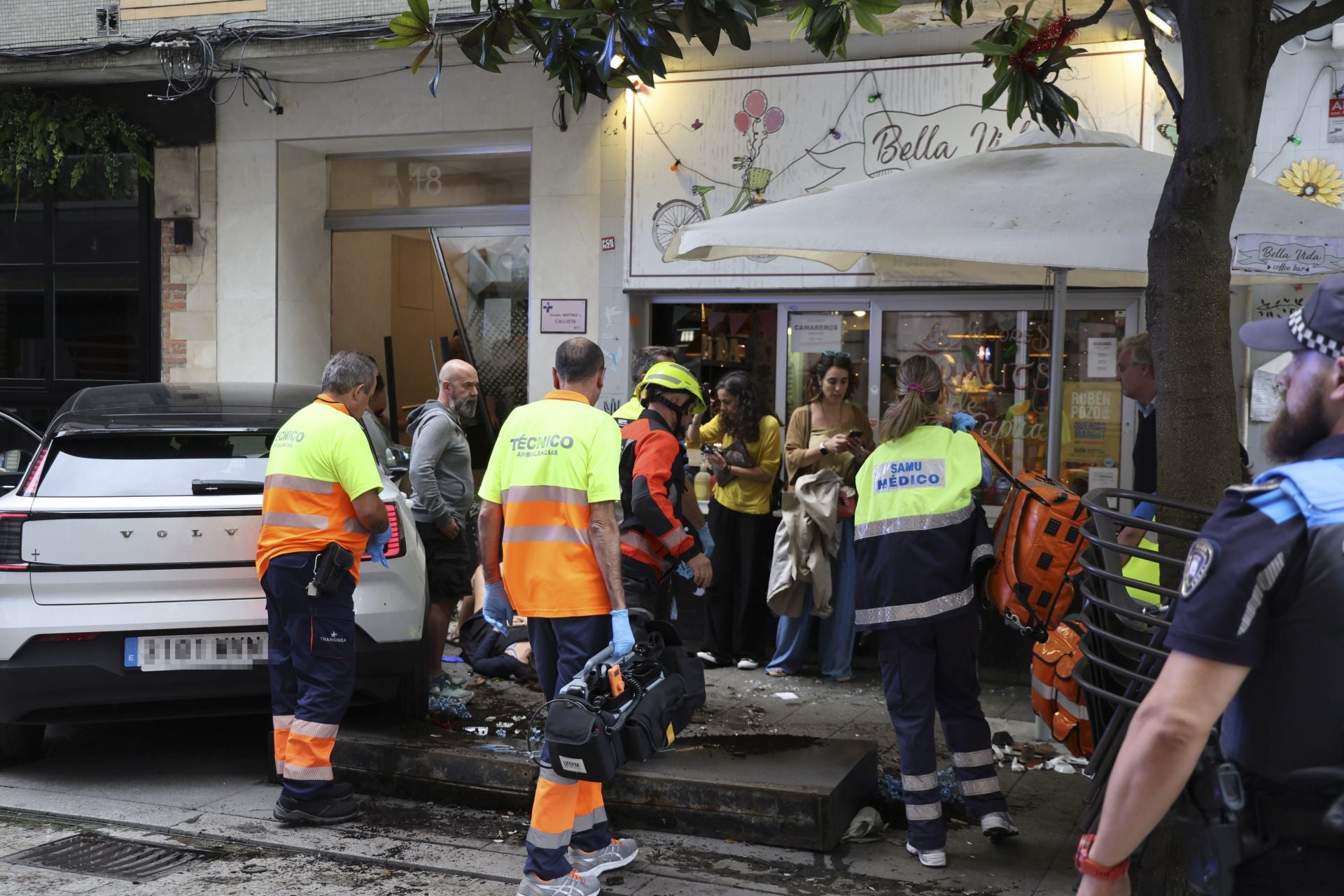 Un coche se lleva por delante parte de una terraza en Gijón: las imágenes del suceso