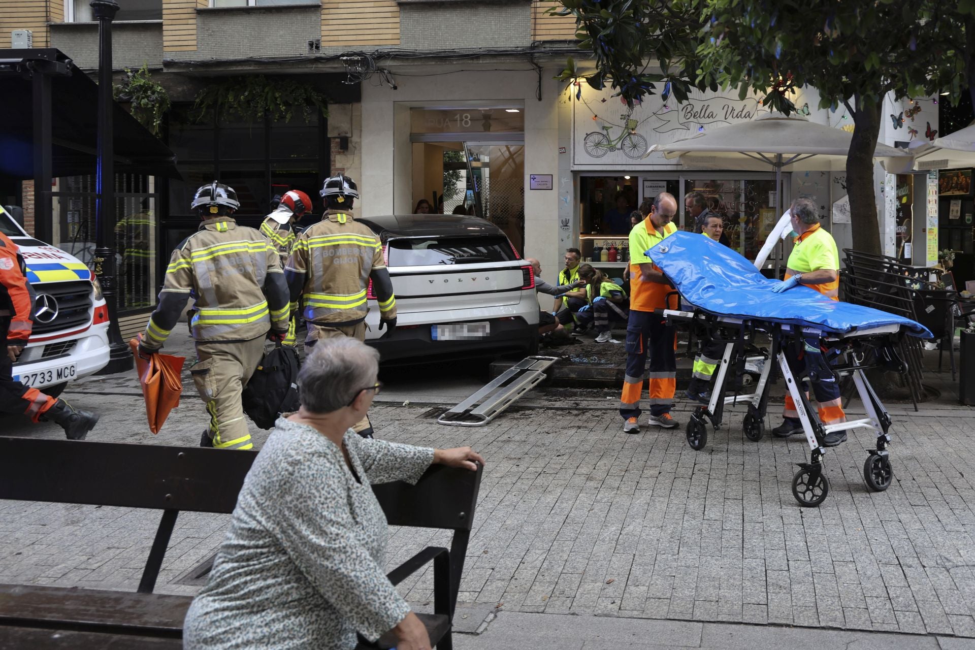Un coche se lleva por delante parte de una terraza en Gijón: las imágenes del suceso