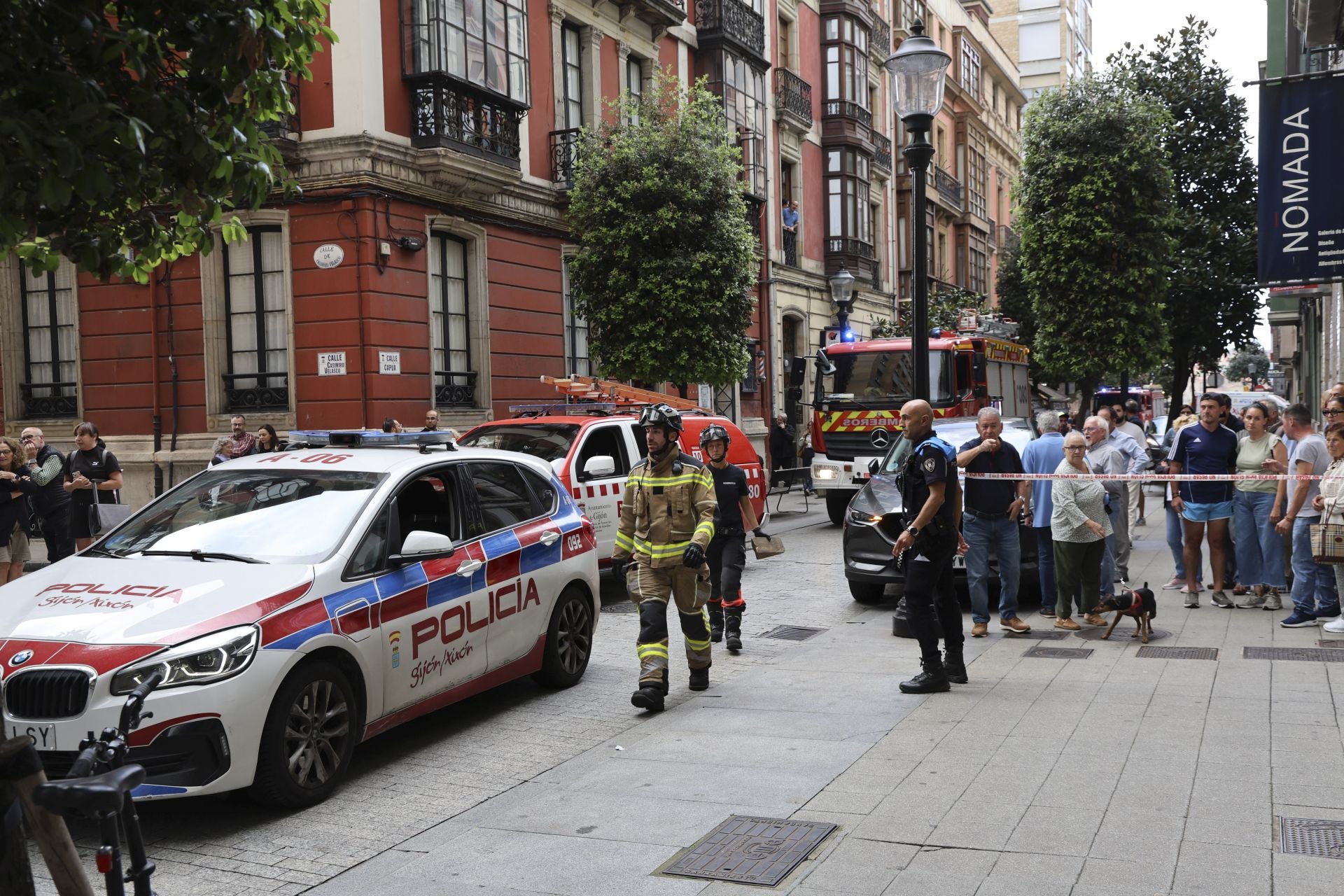 Un coche se lleva por delante parte de una terraza en Gijón: las imágenes del suceso