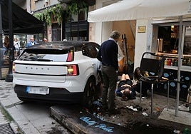 El coche invadió la acera y se llevó por delante parte de una terraza en la calle Capua.