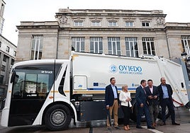 El alcalde, en el centro, ante el nuevo camión de regida de basura.