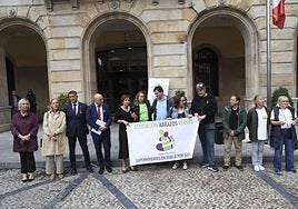 Concentración de la asociación Abrazos Verdes en la plaza Mayor de Gijón, junto a autoridades locales y regionales.