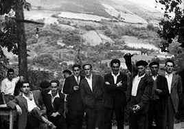 Una de las fotos del libro: un grupo de hombres escanciando una botella de Sidra Trabanco.