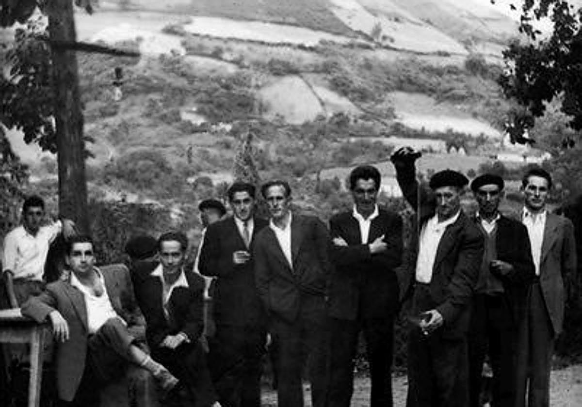 Una de las fotos del libro: un grupo de hombres escanciando una botella de Sidra Trabanco.