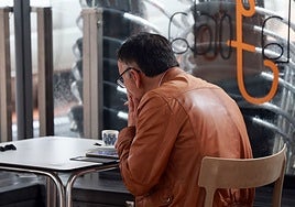 Una imagen con la que quiere acabar la norma propuesta: una persona fumando y apurando el café en una terraza de Oviedo, hoy.