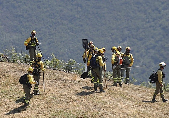 Brigadistas forestales en las labores de extinción de un incendio en Belmonte de Miranda, en una imagen de arcivo.