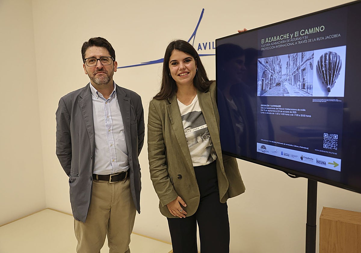 El arquitecto Benigno Gómez, miembro de INCUNA, y la concejala Raquel Ruiz, presentaron las jornadas 'El azabache y el Camino'.
