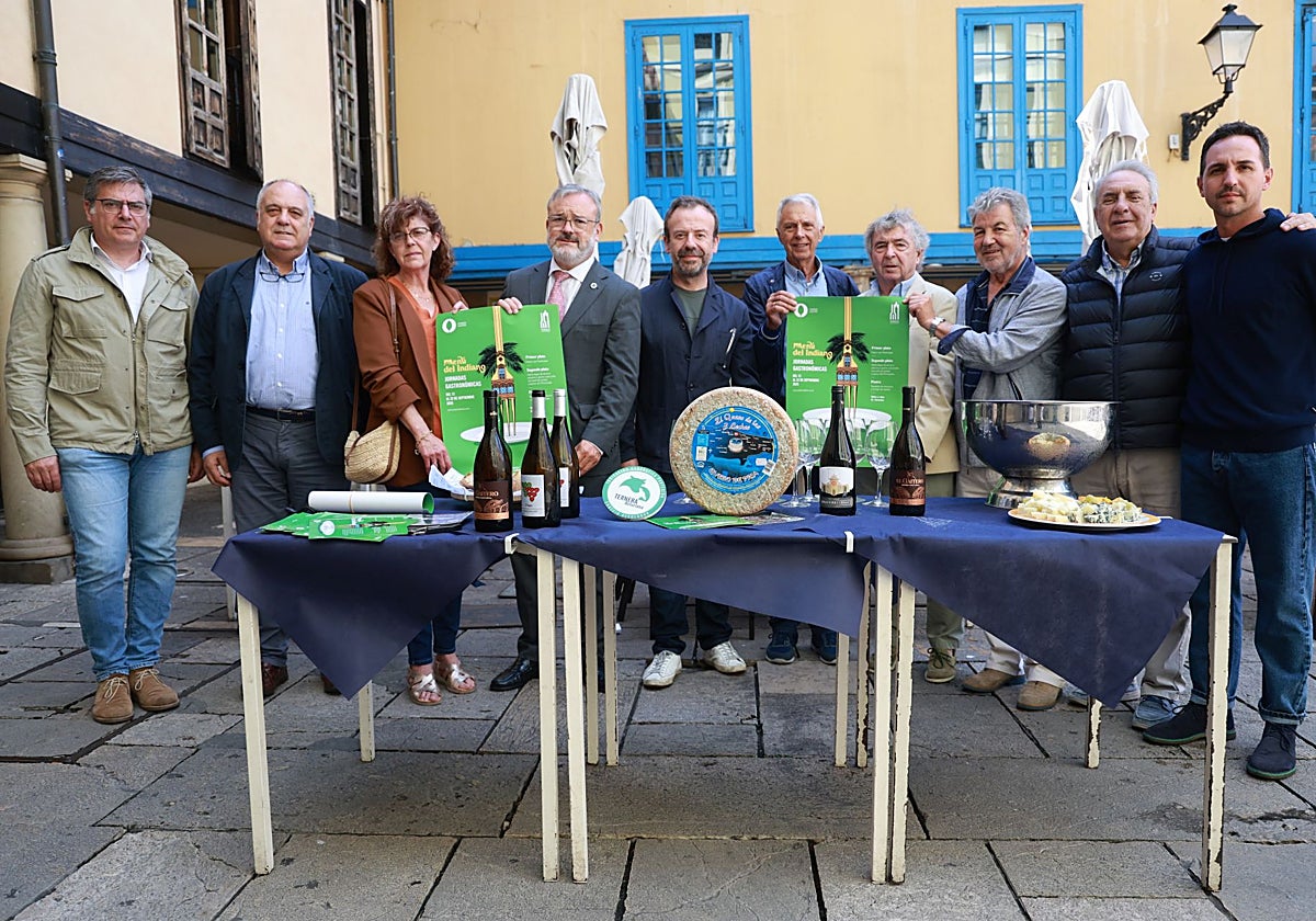 Luis Delgado, Andrés Zarracina, Isabel de la Busta, Alfredo García Quintana, Nacho Manzano, Alfonso Camba, Kiko Veiga, Miguel del Valle, Joaquín Pando y Edén Jiménez, en la presentación del Menú del Indiano en Casa Ramón.