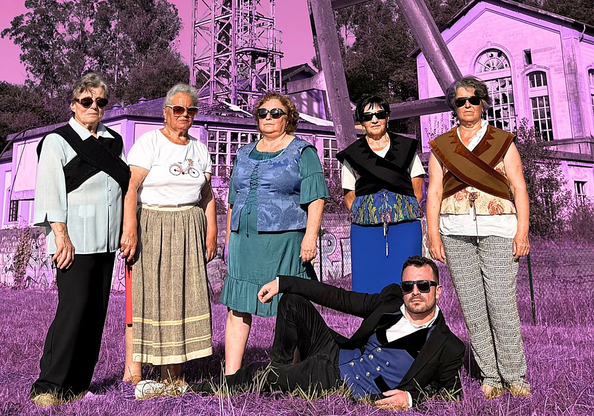 DJ Nadal con integrantes de El Corriellu La Pandorga.