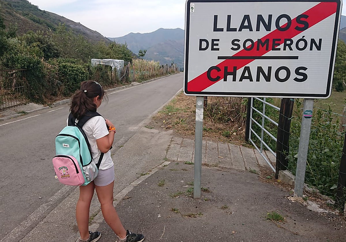 Una de las niñas que hacen uso de la ruta escolar de Llanos de Somerón, en Lena