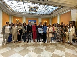 El alcalde y la concejala de Servicios Sociales, en el centro, con representantes de las entidades que participan en la iniciativa