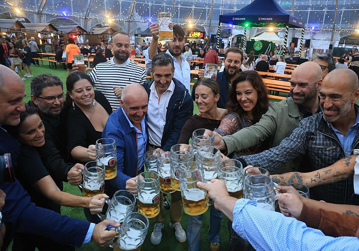 Autoridades y miembros de la organización brindan en la inaugurración del Oktoberfest.