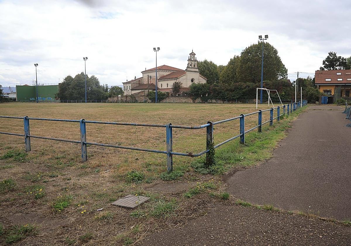 El campo de fútbol de Jove, que ocupa parte de los terrenos del Puerto que el Ayuntamiento pretende que pasen a propiedad municipal.