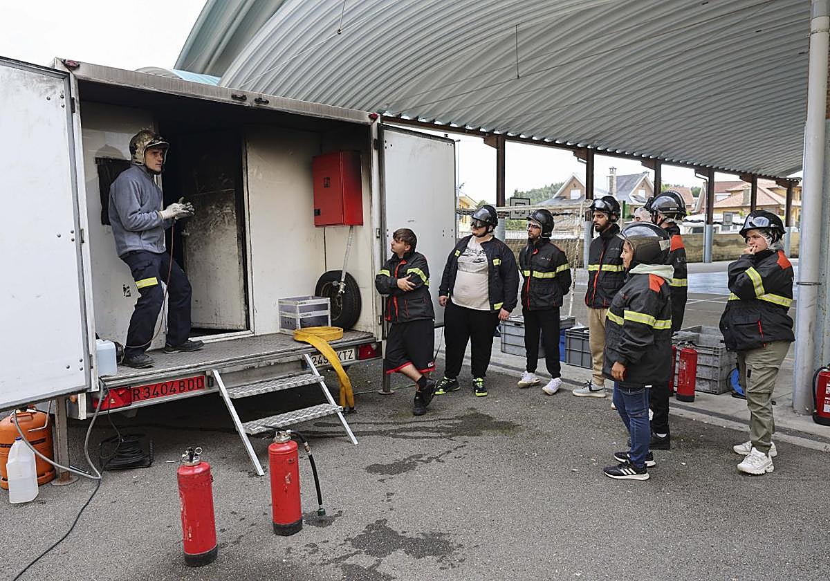 Los alumnos aprendieron a manejar los extintores y apagar el fuego.