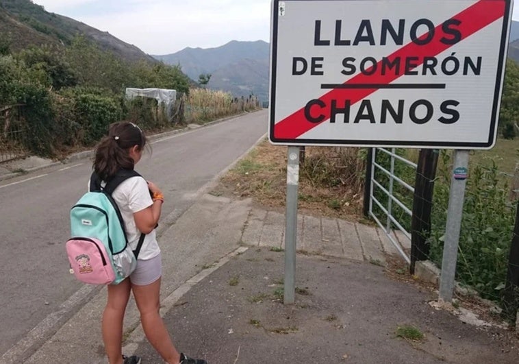Las tres niñas de la zona rural lenense contarán desde el lunes con transporte escolar