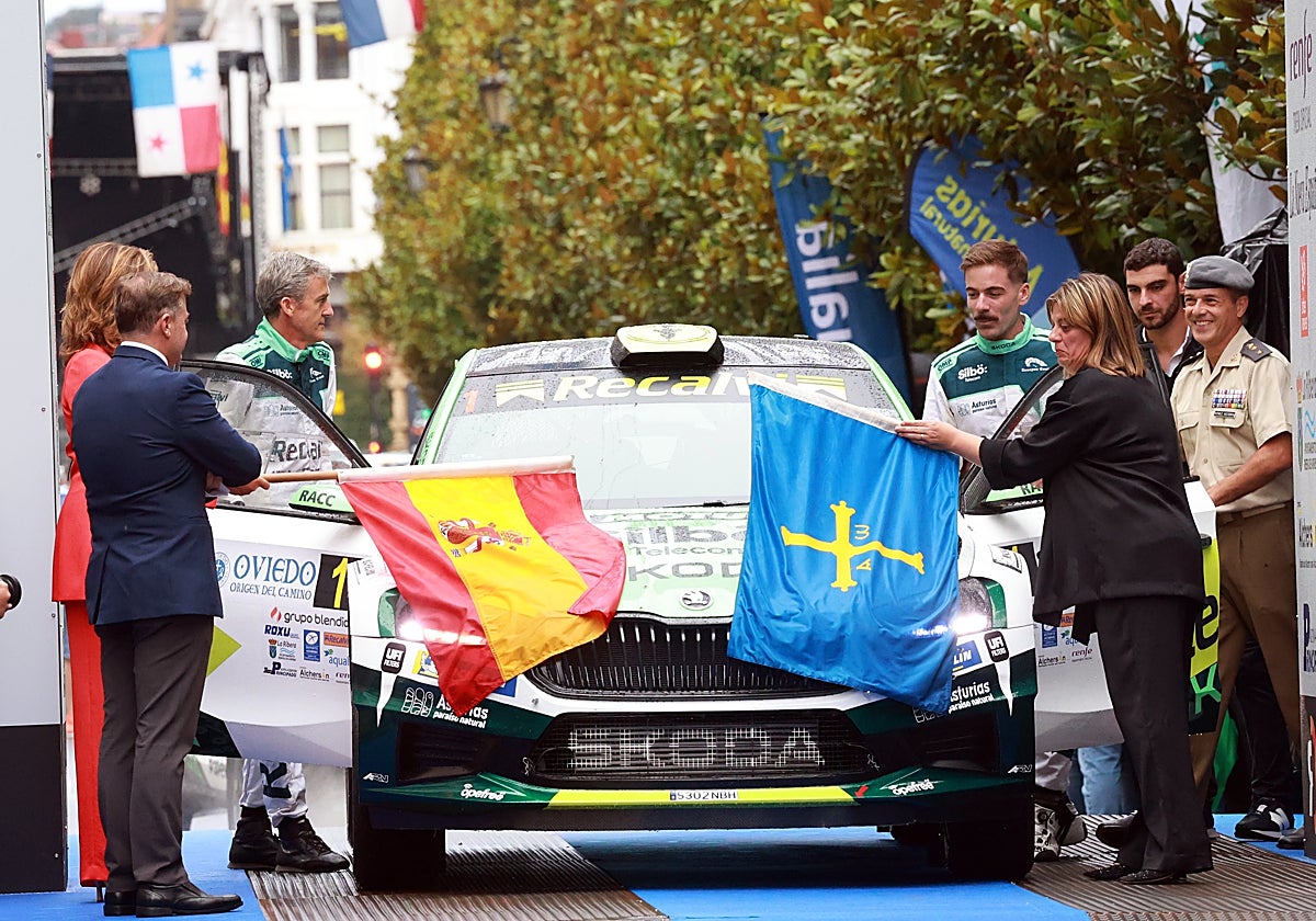 Salida protocolaria del Skoda Fabia RS Rally2 de José Antonio Suárez y Alberto Iglesias Pin, junto a las autoridades.