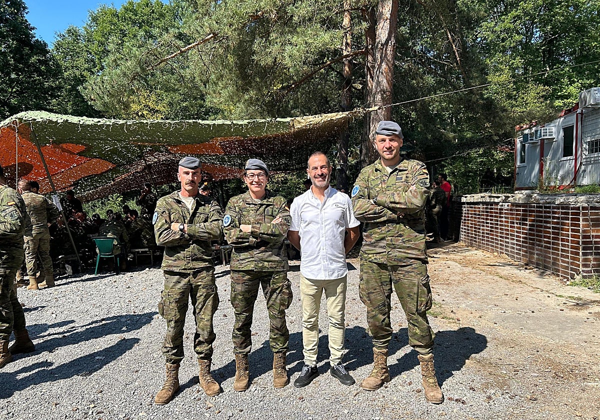 El alcalde de Siero con militares en Eslovaquia, el pasado lunes