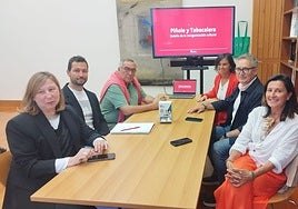 Goretti Avello, Aitor Martínez, Álvaro Muñiz, Montserrat López, Gilberto Villoria y María López Castro, al inicio de la reunión.