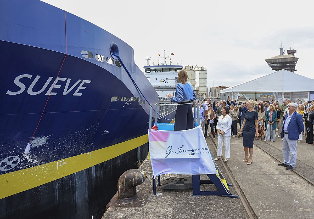 El 'Sueve' fue bautizado esta mañana en un acto en el que actuó como madrina Paula Fernández. La próxima semana el mercante del Grupo Junquera Marítima hará su primera travesía con una carga de productos siderúrgicos.